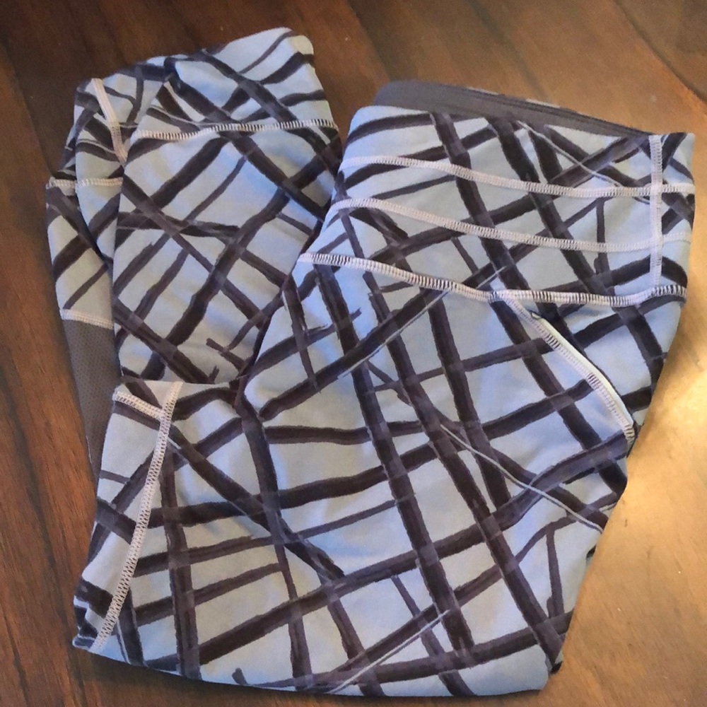 Athleta cropped athletic leggings with back horizontal hideaway zippered pocket
